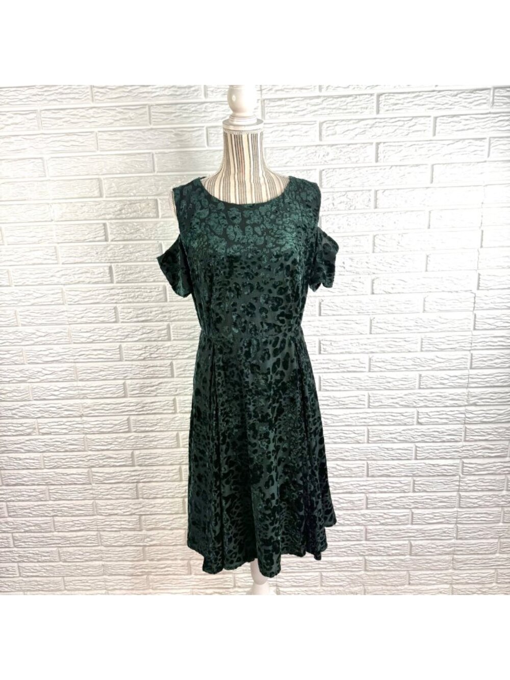 Torrid Green Velvet Burnout Cold Shoulder Skater Dress Leopard Print Size 1